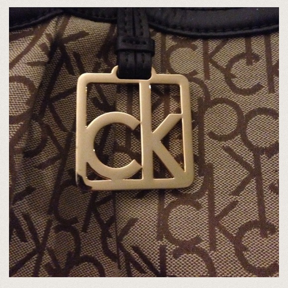 ๐ Calvin Klein Signature Bag! - Picture 2 of 3