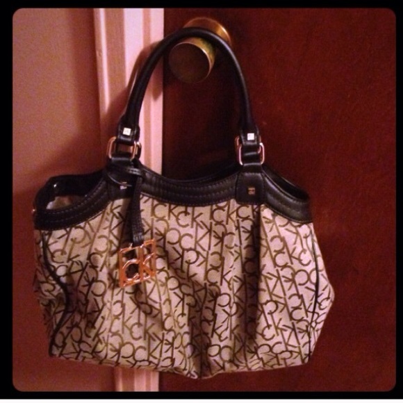 ๐ Calvin Klein Signature Bag! - Picture 3 of 3