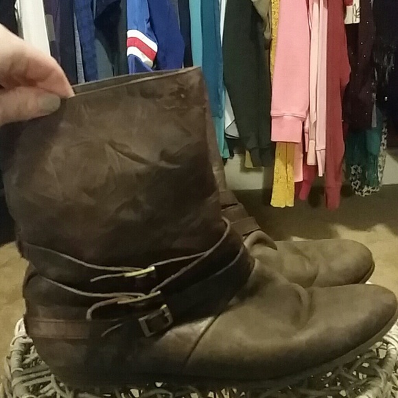 Steve Madden low /flat distressed leather boots