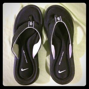 Black nike memory sandals