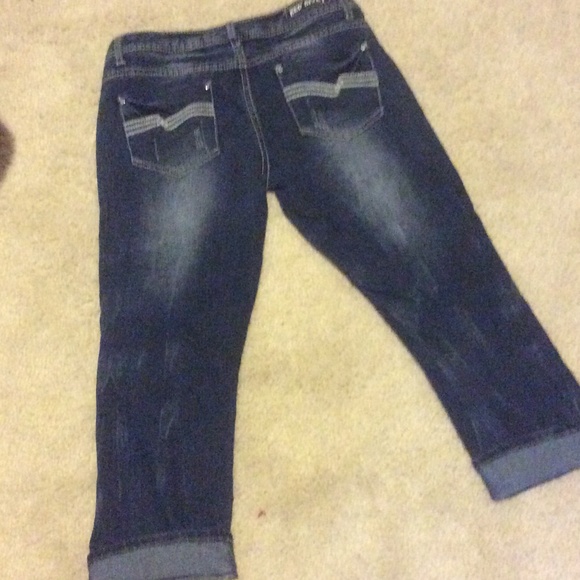 Red Rivet cropped jeans - Picture 2 of 4
