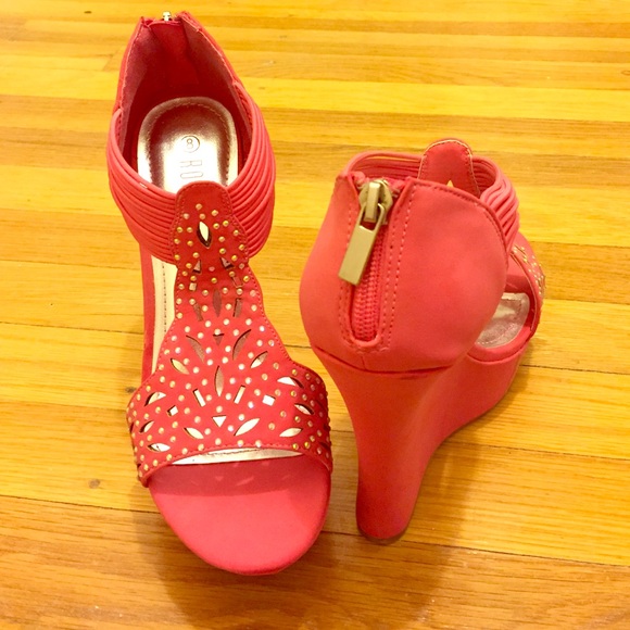 Coral studded wedge