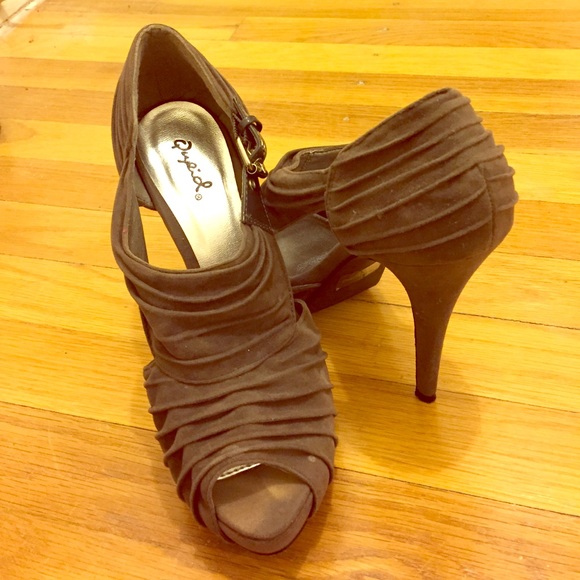 Grey peek toe pumps - Picture 1 of 2