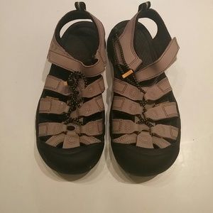 Keen Sandals. Youth 5. Fits women's 7.