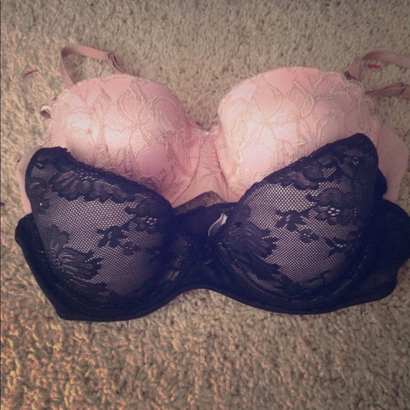 2 Victoria's Secret bras.