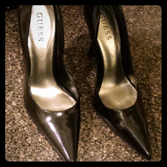 Guess pumps