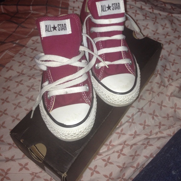 Low top maroon converse