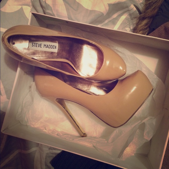 Steve Madden Nude Pumps