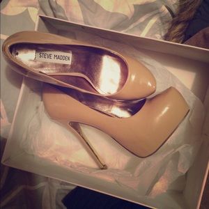 Steve Madden Nude Pumps