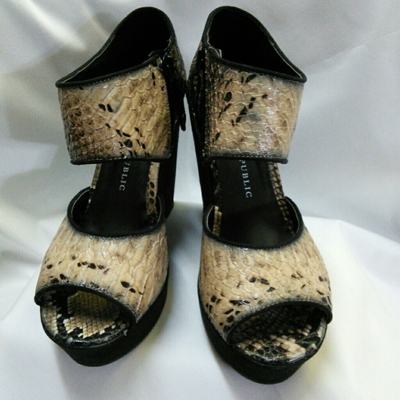 🌼JUST REDUCED🌼 Rock & Republic snake wedge