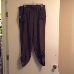 Beyoncé baggy style green pants.