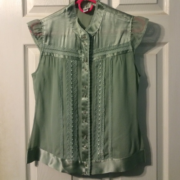 Girlie sleeveless button up blouse