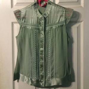 Girlie sleeveless button up blouse
