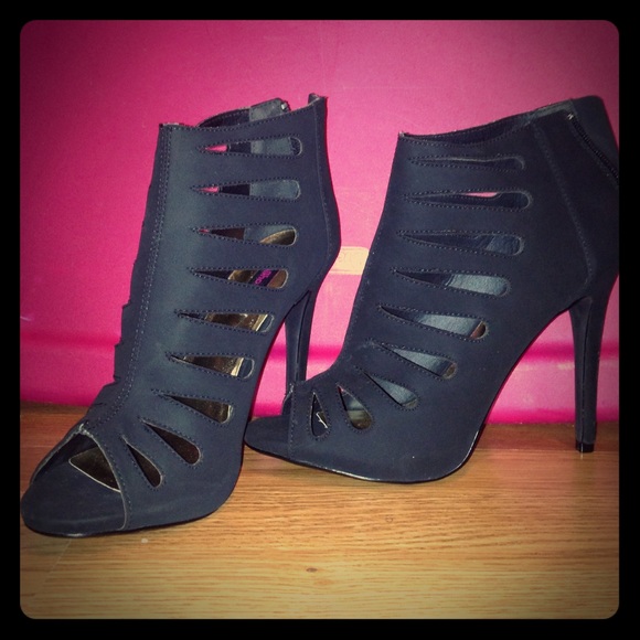 Dollhouse Open Toe Cut-Out Heels, Size 9