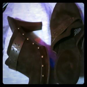 I'm selling size 6 1/2 M shoes made by Bandolino