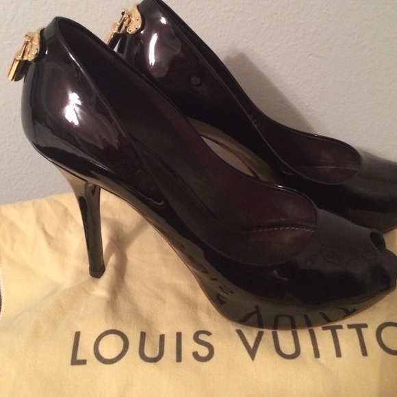 Louis Vuitton burgundy patent peep toe lock pumps - Picture 1 of 4