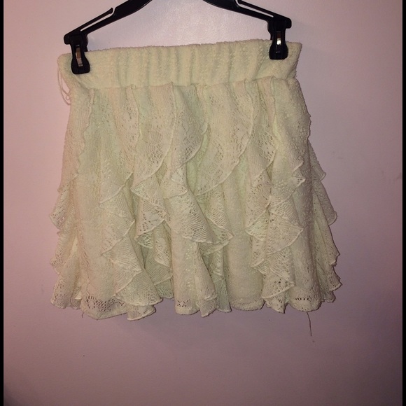 Flouncy off-white Skirt