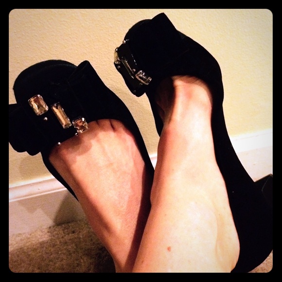 Fabulous Tory Burch Black Velvet Pumps! READ BELOW