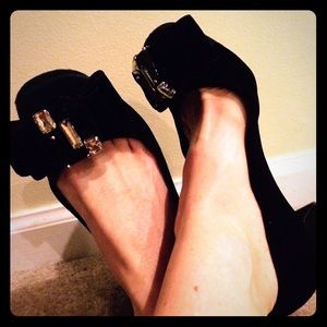 Fabulous Tory Burch Black Velvet Pumps! READ BELOW