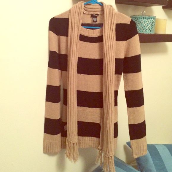 ❗Sweater SALE❗️Tan & Black Sweater & Scarf