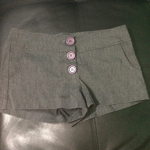 Medium gray/ purple buttons shorts