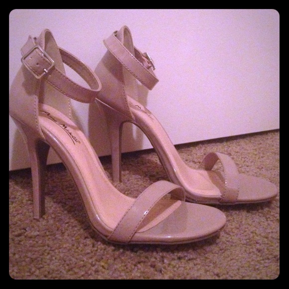 Nude pumps