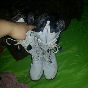 Snow boots