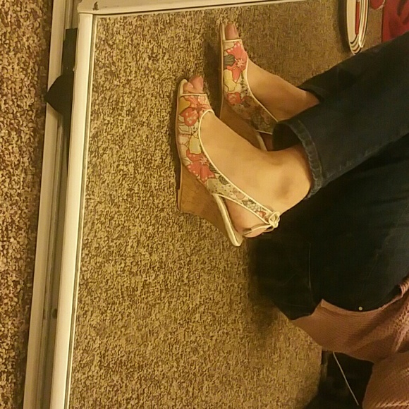 'Insignia' brand Floral print wedges size 6