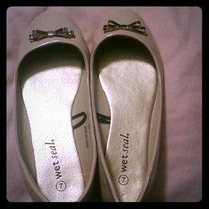 BRAND NEW nude flats with gold bows sz 7