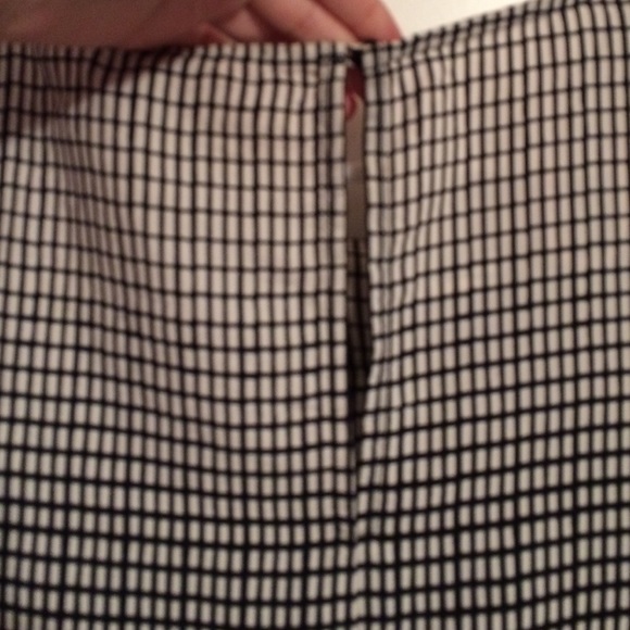 CREME & BLACK TOP - Picture 3 of 4