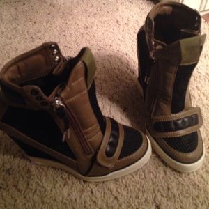 Renvy shoes like booties. Fashionable