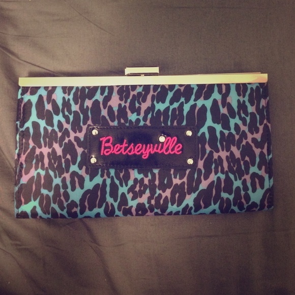 Betseyville Clutch