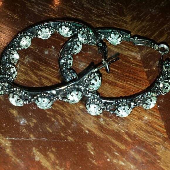 Glitzy hoop earrings - Picture 2 of 4