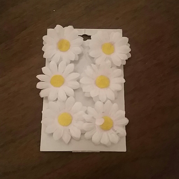 Daisy hair accessories