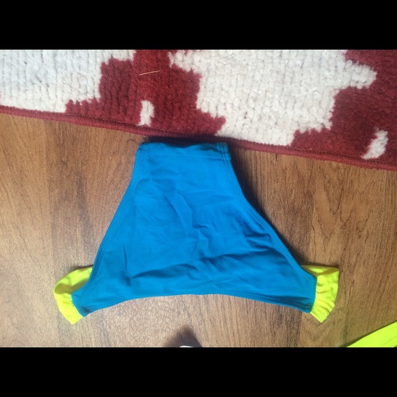 Bikini - Picture 3 of 3