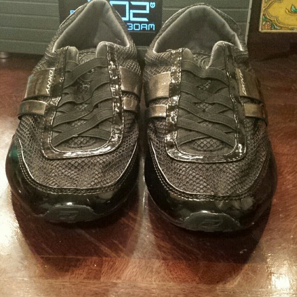 Dkny slip on tennis shoes