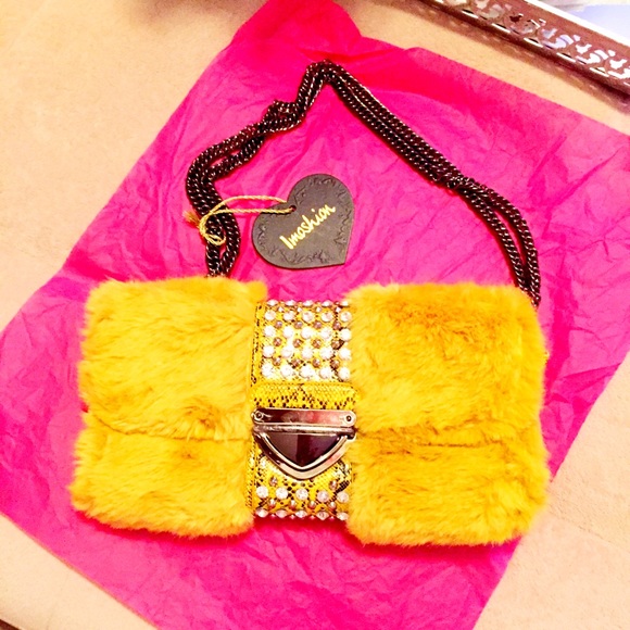 FAUX FUR CLUTCH 💛