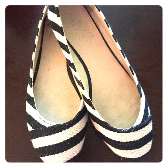 Black and White Stripped Ballet Flats