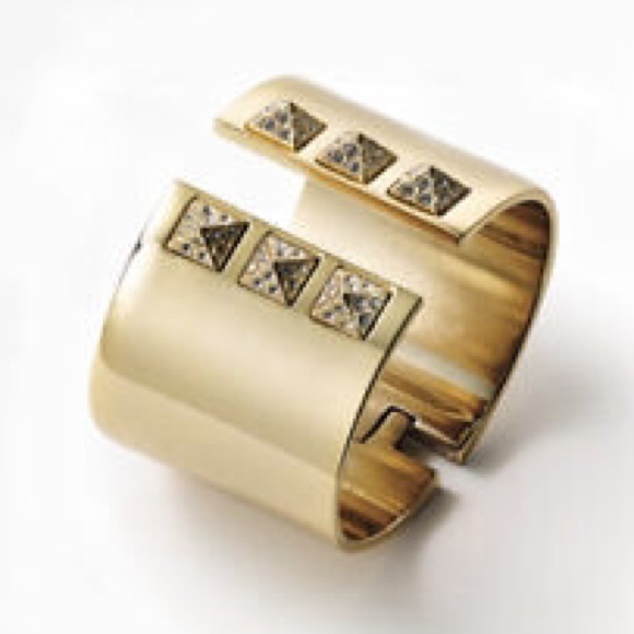 VS Scandalous Gold Cuff - Picture 2 of 4