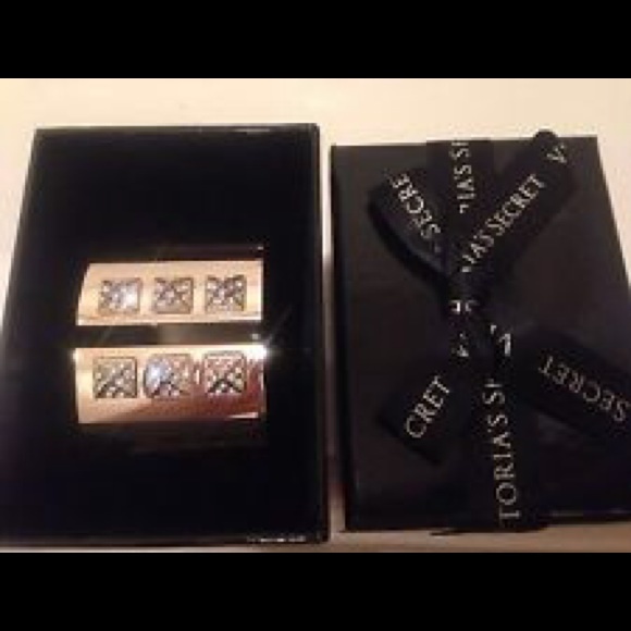 VS Scandalous Gold Cuff - Picture 3 of 4