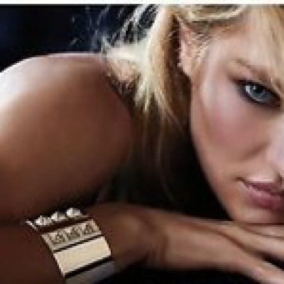 VS Scandalous Gold Cuff - Picture 4 of 4