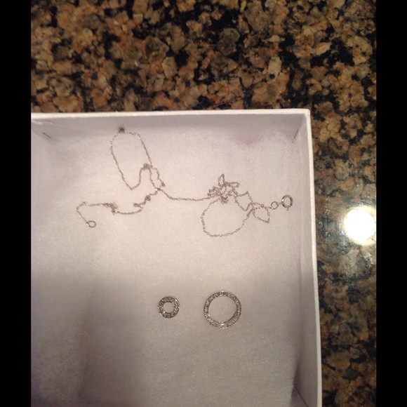 Additional photos of necklace