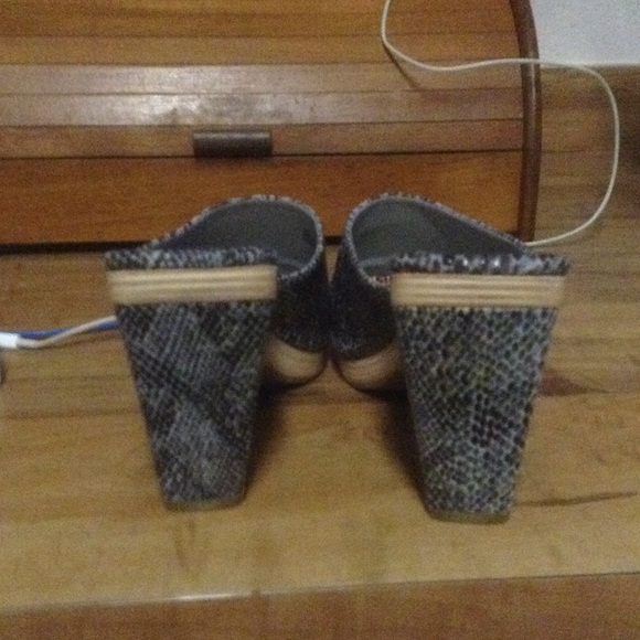 👣 ADOREABLE SANDALS👣 - Picture 2 of 3