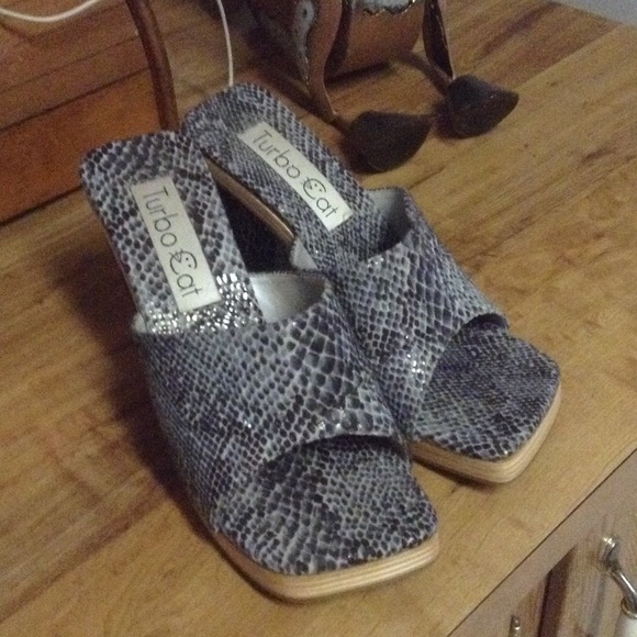 👣 ADOREABLE SANDALS👣 - Picture 3 of 3