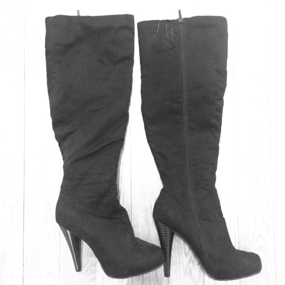 Super sexy knee-high black boots!