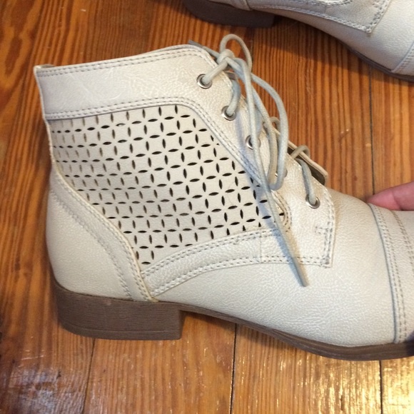 Light tan lace up boots - Picture 2 of 3