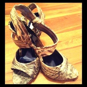 HP item!! 🎉🎊💗💞 Animal printed sandal by GUESS