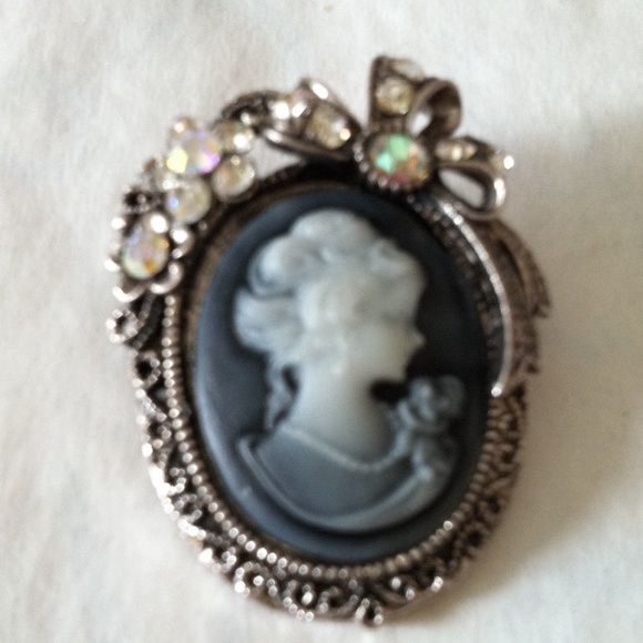 Jewelry - Cameo rhinestone cameo brooch