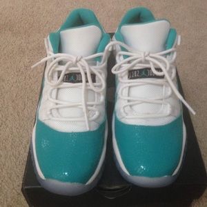 Jordan Aqua 11 low