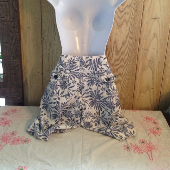 SHORTS - Picture 2 of 2